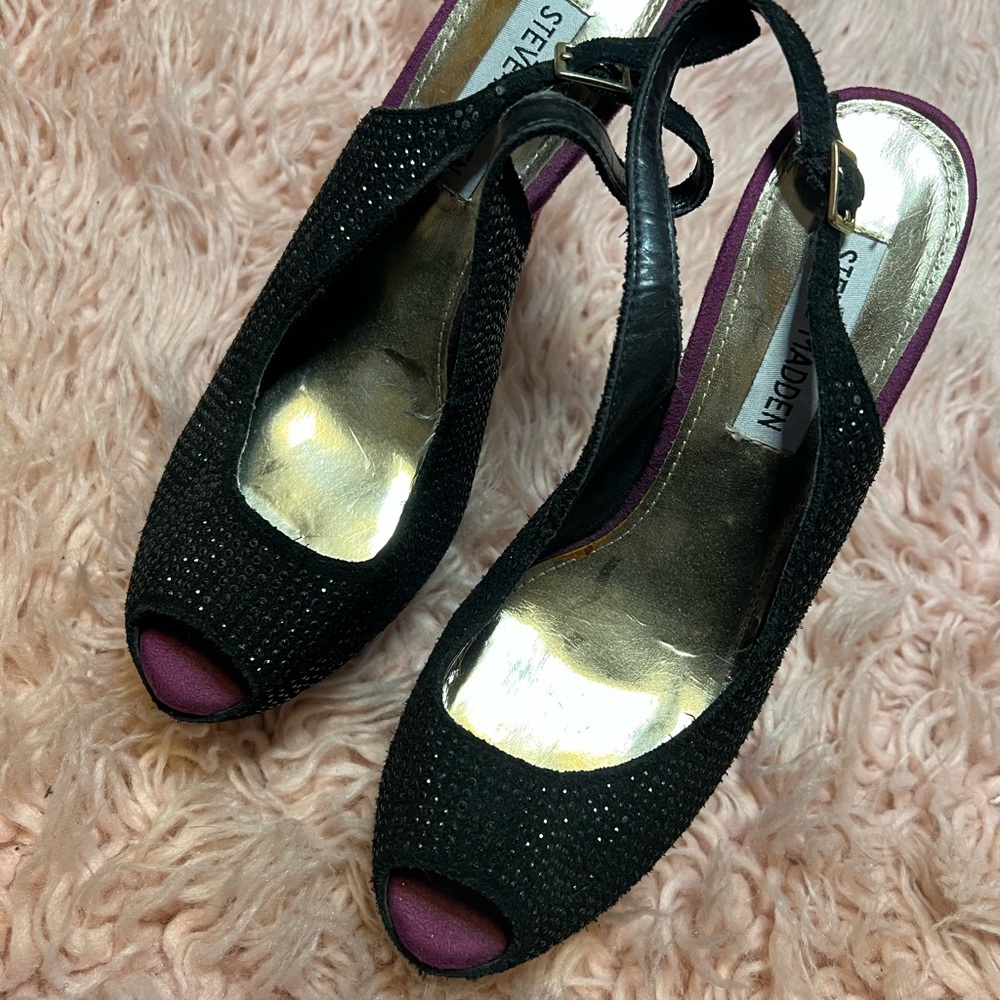 Peep toe pumps